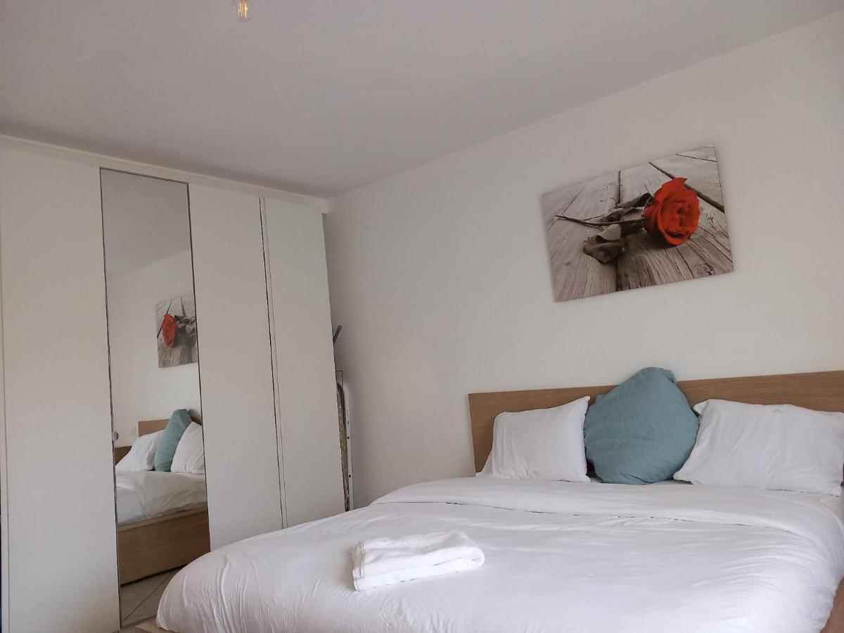 Large Room In Schuttrange Free Parking 10Mins To Airport Excellent Customer Services Exterior foto